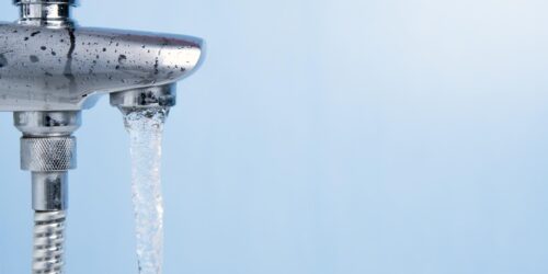strumień wody wylatujący z kranu