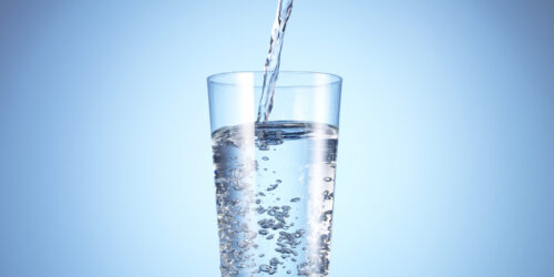 woda wlewana do szklanki